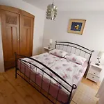 Apartamento 2 *